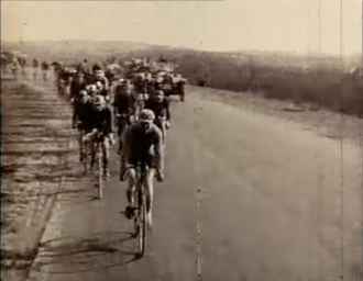Ciclistas participando en una carrera de época
