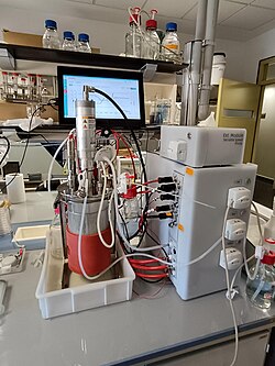Laboratorio moderno de bioprocesos con equipos especializados.