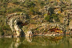 Deformación tectónica de los estratos cuarcíticos ordovícicos del parque nacional de Monfragüe, Cáceres, España.