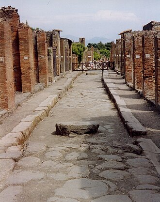 Calle de la antigua Pompeya con calzada, aceras y bordillos