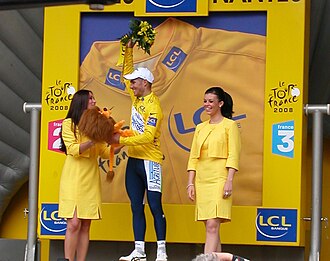 Romain Feillu luciendo el maillot amarillo en el Tour de Francia 2008.