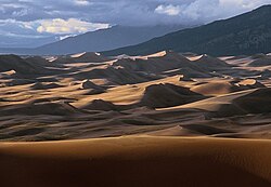 Paisaje del Parque nacional de las Grandes Dunas de Colorado junto a las estribaciones montañosas.