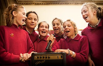 Un grupo de personas cantando juntas