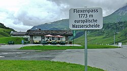 Cartel que indica la altura en metros sobre el nivel del mar del paso Flexenpass, en Austria