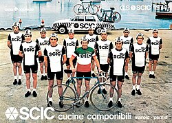 Detalle del maillot y emblema del equipo ciclista Scic