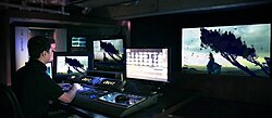 Sala de posproducción con monitores y equipos de edición