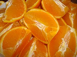 Mitades de naranjas cortadas mostrando la estructura de la pulpa y la piel