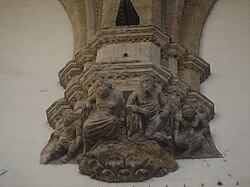 Detalle decorativo en el nacimiento de una de las arcadas