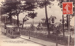 Antiguo tranvía circulando al lado de la playa en Hendaya