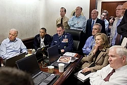 Autoridades estadounidenses observando el desarrollo de operaciones especiales.