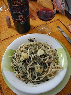 Plato de pasta con salsa al pesto
