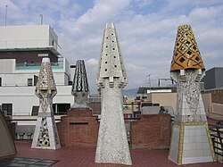 Detalle de las chimeneas ornamentadas con trencadís en la azotea