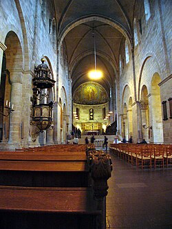 Vista interior de la catedral hacia el altar mayor