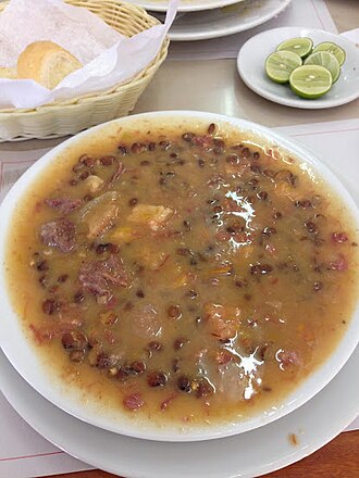 Plato de sopa de guandú con carne salada