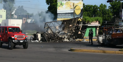 Vehículos quemados tras un enfrentamiento armado