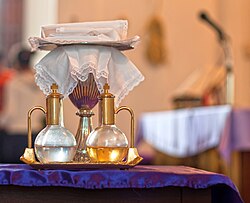 Vinajeras con vino y agua para la eucaristía