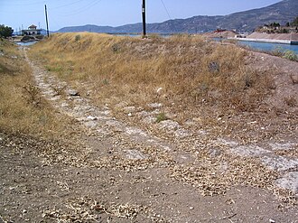 Vestigios del diolkos, la calzada pavimentada para transporte de naves a través del istmo.