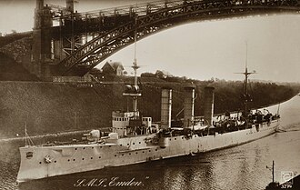 El crucero SMS Emden surcando el canal de Kiel