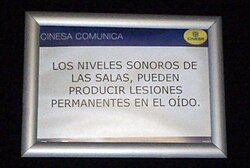 Aviso de nivel sonoro en un cine