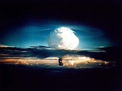 Explosión nuclear de la bomba atómica Mike desarrollada por la Comisión de Energía Atómica de Estados Unidos