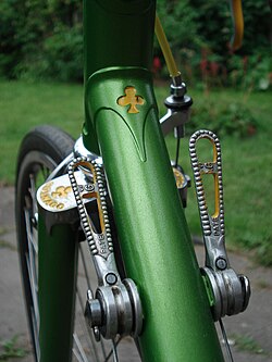 Palancas de cambio de fricción montadas en el tubo oblicuo del cuadro de una bicicleta