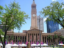 Fachada principal del edificio del Ayuntamiento de Brisbane