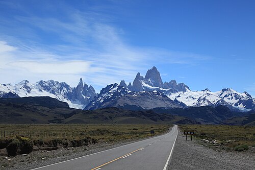 Camino hacia El Chaltén con vista lateral del Cerro Torre