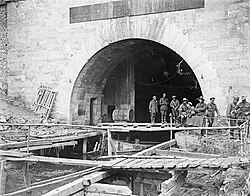 Soldados en la entrada sur del túnel de Bellicourt
