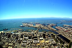 Panorámica urbana y costera de Long Beach mirando hacia el sur en 2010