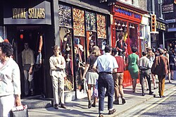 Fachadas comerciales y escaparates en Carnaby Street a finales de la década de 1960.