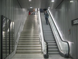 Acceso peatonal entre andenes del metro
