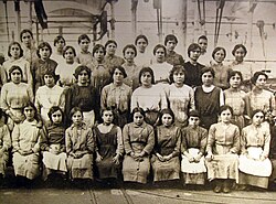 Trabajadoras de la misma fábrica textil catalana