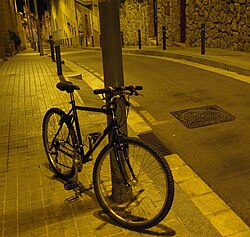 Bicicleta de montaña aparcada en la calle