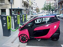 Vehículo eléctrico compacto en circulación urbana