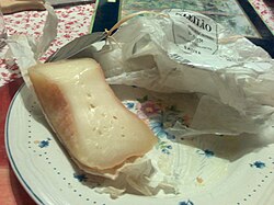 Fotografía del Queijo de Azeitão mostrando su aspecto exterior.