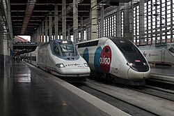 Trenes de alta velocidad de Renfe y Ouigo en la estación de Atocha
