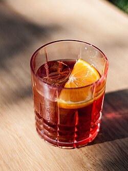 Detalle de la cristalería y servicio de Campari
