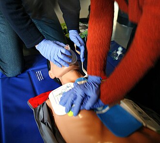 Reanimación cardiopulmonar realizada a un maniquí de entrenamiento médico