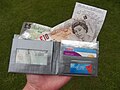 Billetera con libras esterlinas