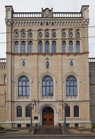 Fachada principal de la Universidad de Letonia