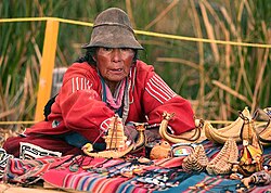 Vendedora de artesanía uru mostrando sus productos