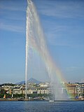 Jet d'Eau con un arcoíris formado por la luz y el agua