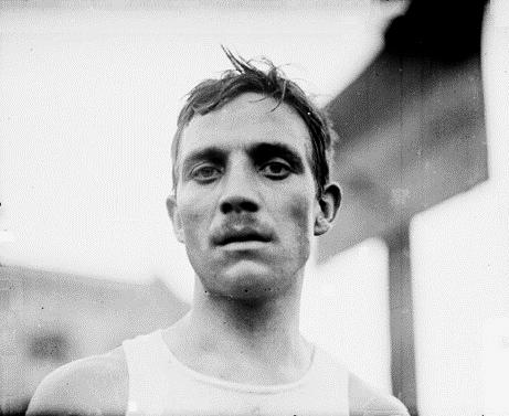 Fotografía en blanco y negro del atleta olímpico Albert Corey