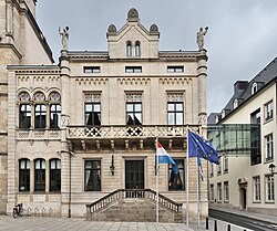 Vista de la fachada e instalaciones exteriores de la Cámara de Diputados de la Ciudad de Luxemburgo.