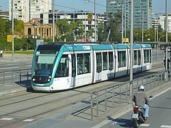 Unidad de la línea T3 saliendo de la estación de Palau Reial