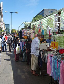 Mercado callejero y entrada de metro en la zona de Whitechapel