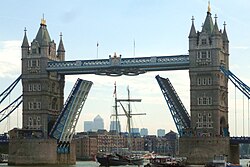 Embarcación cruzando bajo el Puente de la Torre