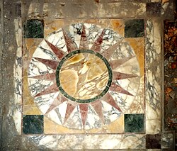 Suelo de mármol con técnica opus sectile en la Villa Adriana.