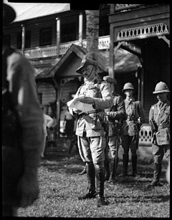El coronel Robert Logan leyendo una proclama en Apia