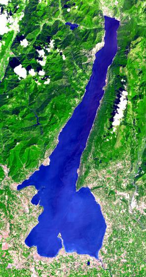 Vista satelital y general del Lago de Garda en el norte de Italia